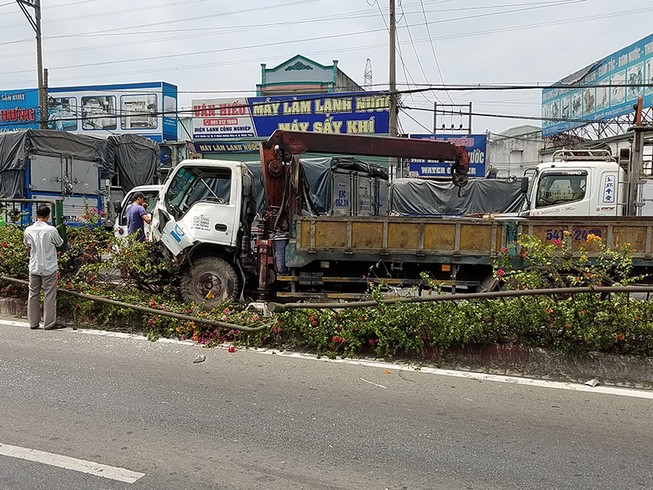 Xe tải cẩu mất thắng ở Bình Tân gây va chạm liên hoàn
