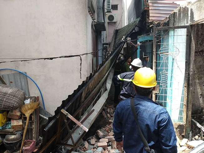 2 căn nhà ở Thủ Đức bị cháy rụi giữa trưa