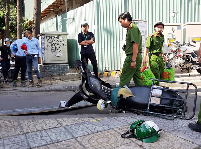 Ván công trình rơi trúng đầu một thanh niên chạy xe máy