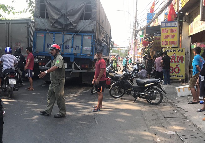 Người đàn ông bị xe tải cán ở giao lộ Tô Ký – Nguyễn Ảnh Thủ