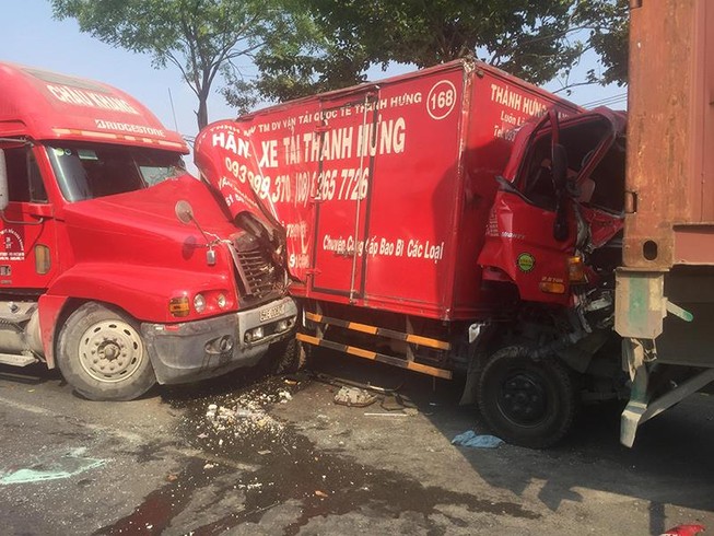 Xe tải biến dạng, kẹt cứng giữa 2 container trên Xa lộ Hà Nội
