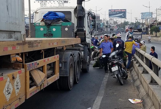 Người đàn ông chở bé trai 10 tuổi bị container cán tử vong