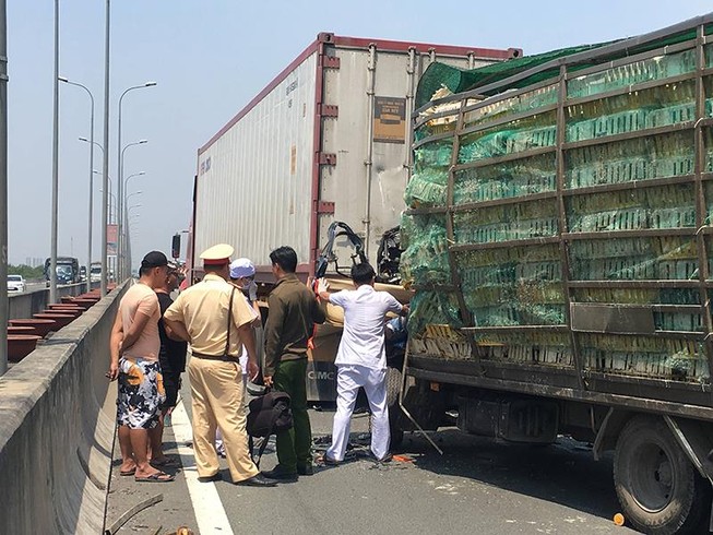 Xe tải tông đuôi container trên cao tốc, 2 người tử vong