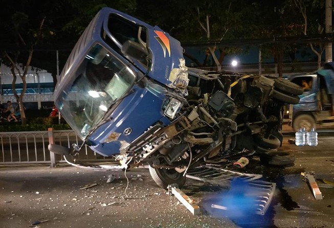 Ô tô tải chở nước lật ngang trên đường Quang Trung