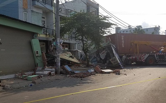 Container tông hàng loạt nhà ở Bình Tân