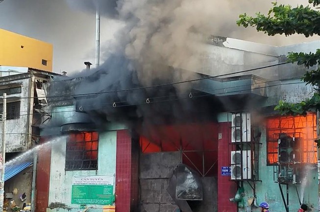 Cháy kho hàng ở Bình Tân, hàng trăm tiểu thương tháo chạy