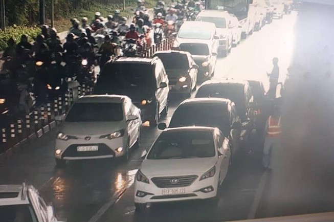 4 ô tô 'dính chùm' trong hầm Thủ Thiêm, giao thông kẹt cứng