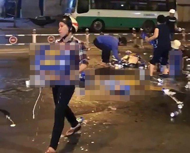 Tài xế làm rơi 10 thùng bia ở quận 1