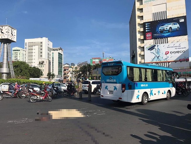 Xe khách cán chết người phụ nữ ở vòng xoay Điện Biên Phủ