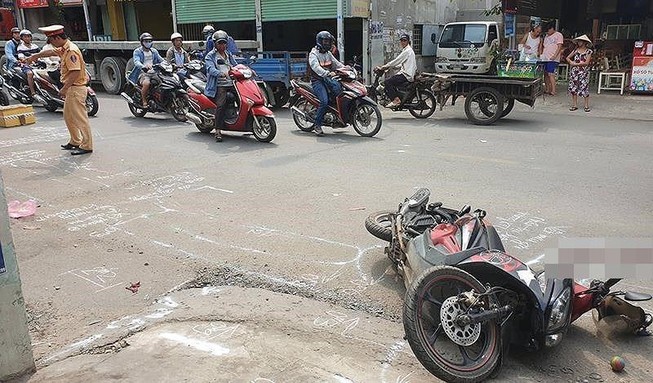Người đàn ông tử nạn do va chạm với xe container ở quận 12