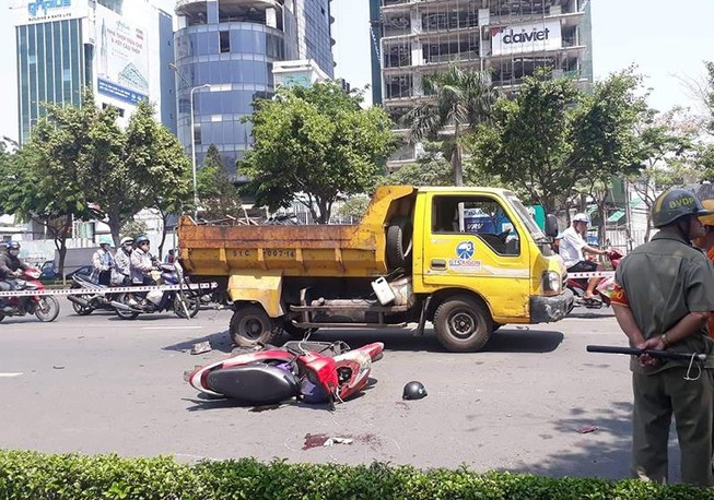 Xe máy tông đuôi ô tô dọn vệ sinh, một phụ nữ trọng thương