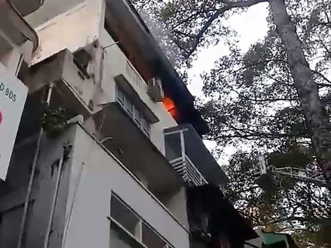 3 người kẹt trong nhà bị cháy ở trung tâm TP.HCM