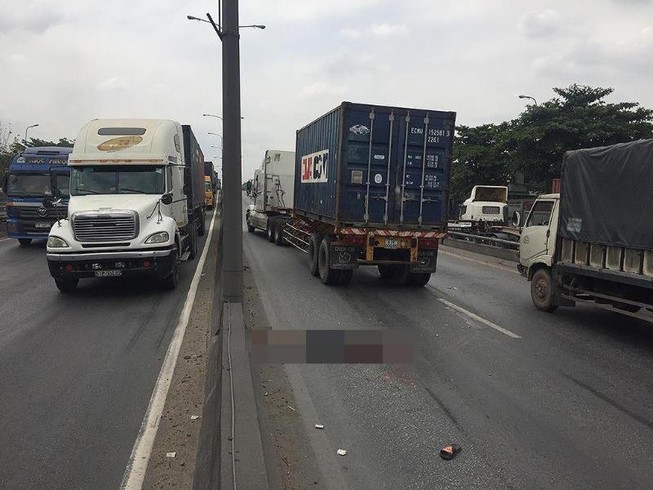 Một thanh niên nhiều lần lao vào ô tô đang chạy ở Thủ Đức