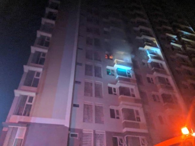 Cháy chung cư Flora Anh Đào ở quận 9, dân chạy trong đêm