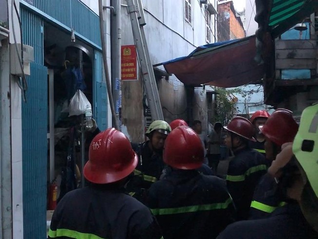 Căn nhà 2 tầng cháy dữ dội ở trung tâm quận 1