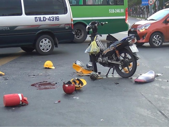 Tông xe máy vào xe cấp cứu, 2 thanh niên nguy kịch