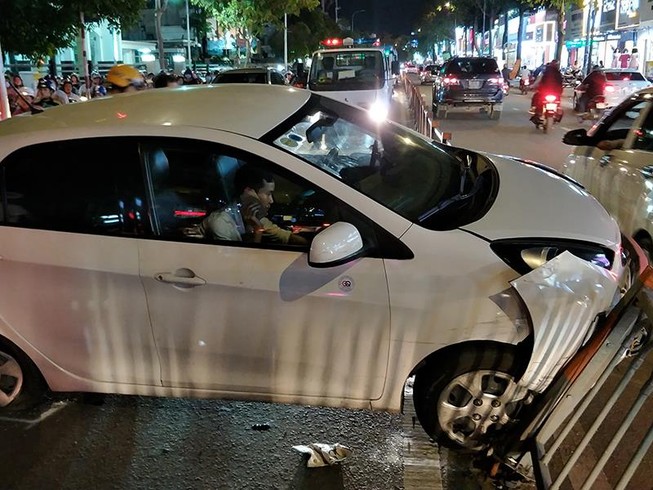 Xe buýt tông taxi công nghệ, nhiều hành khách hoảng hốt