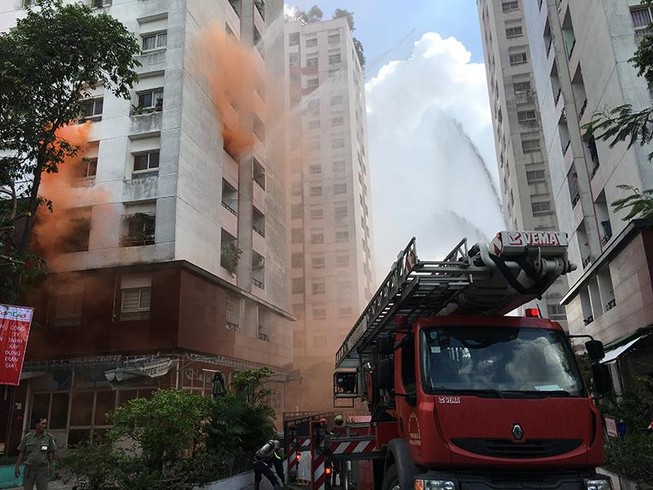 Cảnh sát chỉ cách tự cứu khi cháy chung cư