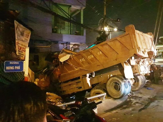 Xe ben tông sập nhà ở cầu Chánh Hưng, nhiều người thoát chết