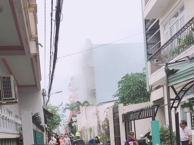 Cháy nhà 3 tầng ở quận 12, giao thông ùn tắc