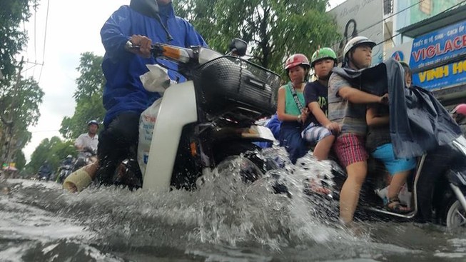 Mưa lớn, nhiều tuyến đường ngập nặng ngày cuối tuần