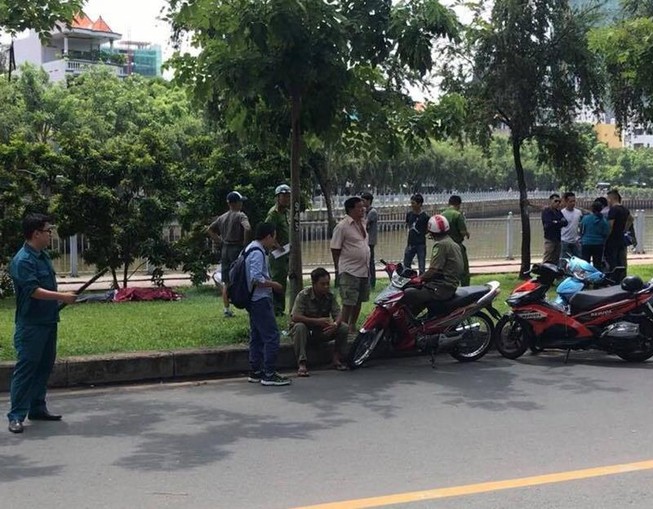 Một người nhảy kênh Nhiêu Lộc sau khi đi khám bệnh