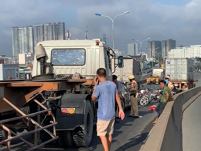 Tông liên hoàn trên cầu Phú Mỹ, kẹt xe từ sáng đến trưa