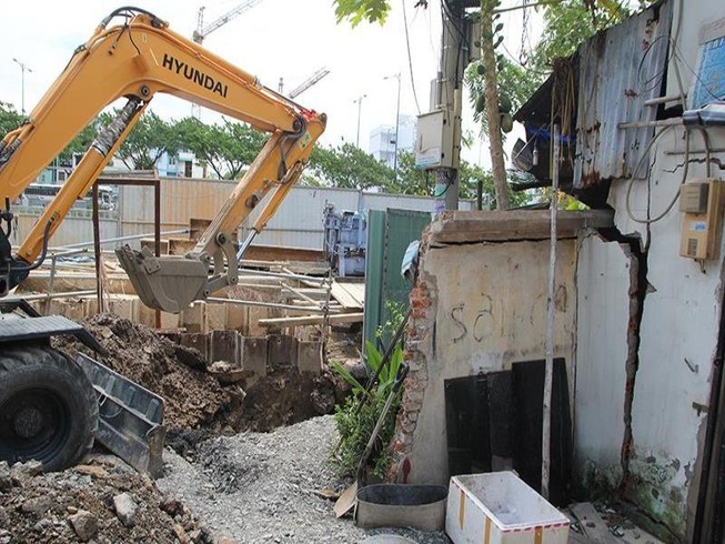 Sụt lún công trình kênh Tàu Hủ - Bến Nghé, một nhà dân sơ tán