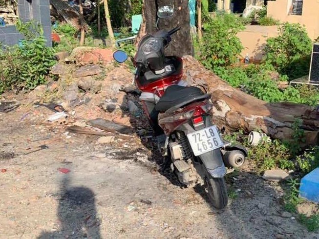 Trộm phải chiếc xe gắn định vị, kẻ gian mang vứt vào nghĩa địa