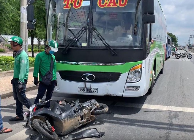 Va chạm xe giường nằm, 2 người bị thương ở Thủ Đức