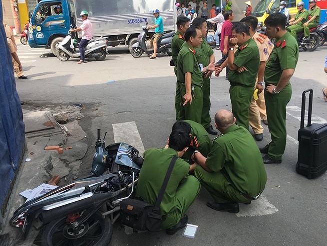 Taxi va chạm làm 2 người thương vong ở Tân Phú rồi bỏ trốn