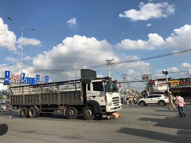 Cúp đầu xe tải, người đàn ông chết thảm ở quận 12