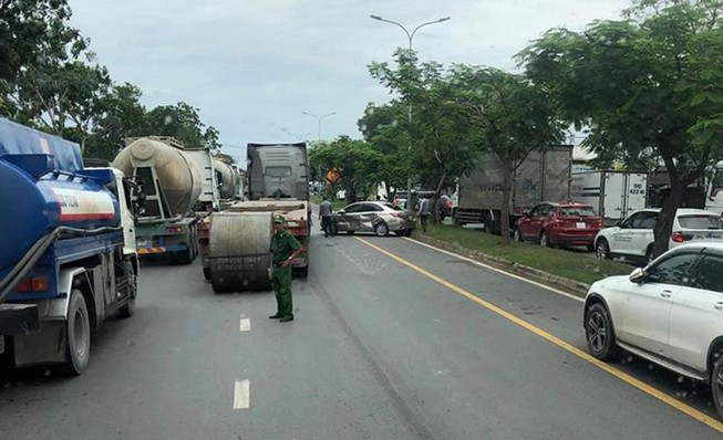 Cuộn thép 20 tấn lao trúng xe 4 chỗ trên đường Nguyễn Văn Linh