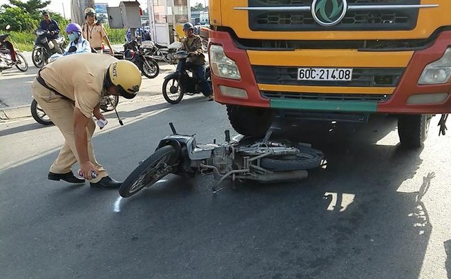 Vượt trước đầu xe bồn, người đàn ông bị cuốn vào gầm