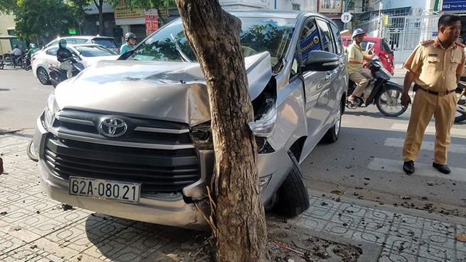 Ô tô tông xe máy, lao vào cột điện ở Gò Vấp