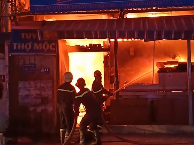 Cháy lớn tại công ty nội thất cao cấp ở quận 12
