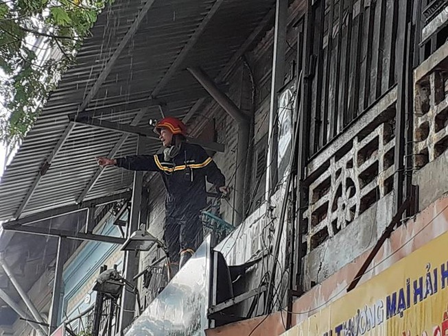Cháy dữ dội công ty in khóa cửa ở quận 1, người dân náo loạn