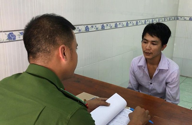 Băng trộm mặc đồ công nhân lái ô tô đi trộm xe máy