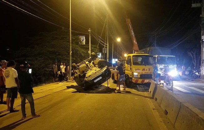 Ô tô đi đám cưới lật ở Hóc Môn, nhiều người bị thương