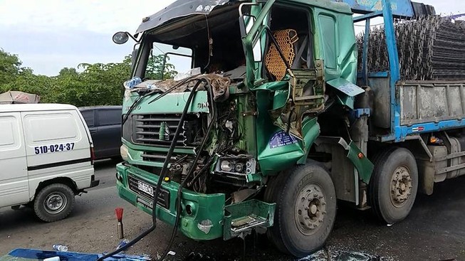 Tai nạn trên đường dẫn cao tốc, tài xế kẹt cứng trong cabin