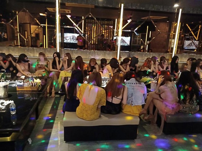 Kiểm tra nhà hàng, phát hiện nữ tiếp viên 13 tuổi