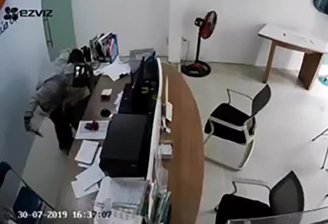 Cướp xông vào 1 đại lý Viettel bắt nữ nhân viên chuyển tiền
