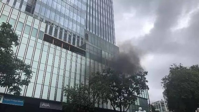 Tòa nhà Sài Gòn Center bốc khói, hàng trăm người tháo chạy