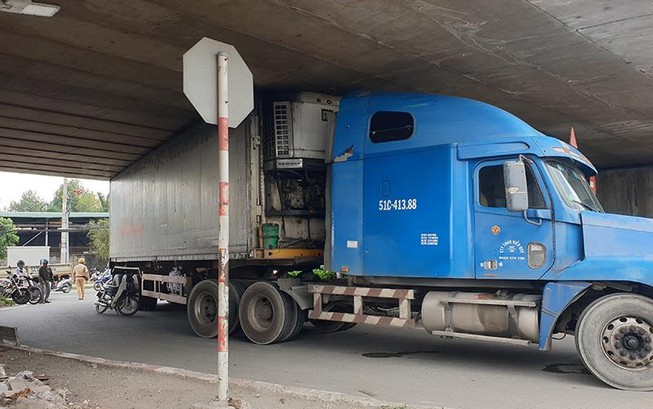 Chạy đường cấm, container 'đụng trần' cầu vượt An Sương