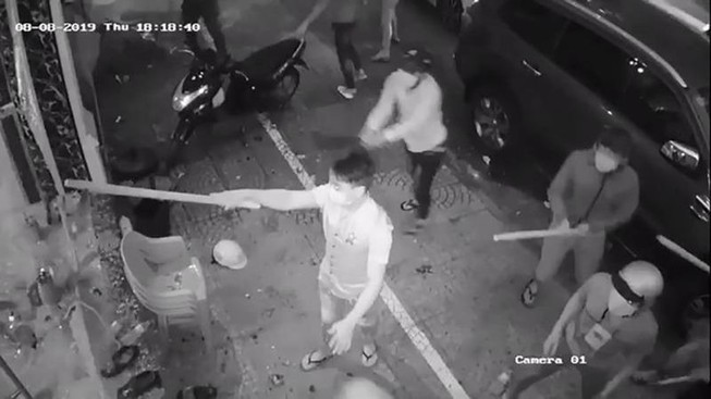 Bình Thạnh: Xông vào nhà hỗn chiến vì xe máy chắn lối ô tô