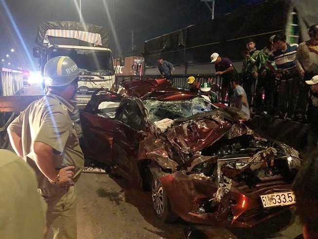 Xe tải tông ô tô dừng đèn đỏ, cả nhà thoát chết thần kỳ