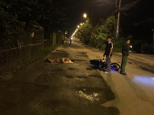 Xe máy sụp ổ gà ở Bình Chánh làm nạn nhân tử vong
