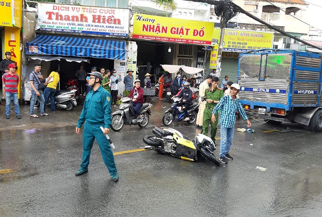 Xe tải mất thắng cuốn hai xe máy, một người tử vong ở Gò Vấp
