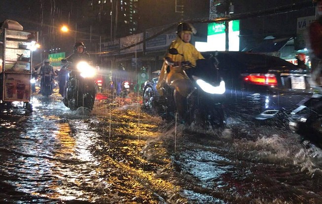 Mưa lớn, nhiều tuyến đường ngập nặng khiến xe ùn ứ