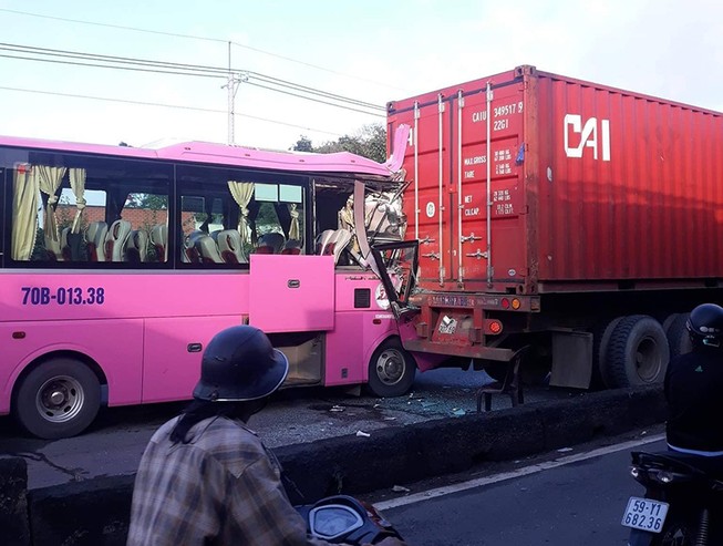 Xe khách húc đuôi container ở Củ Chi, nhiều người bị thương